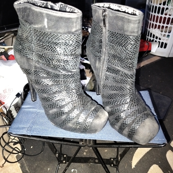 Heels - Picture 2 of 3